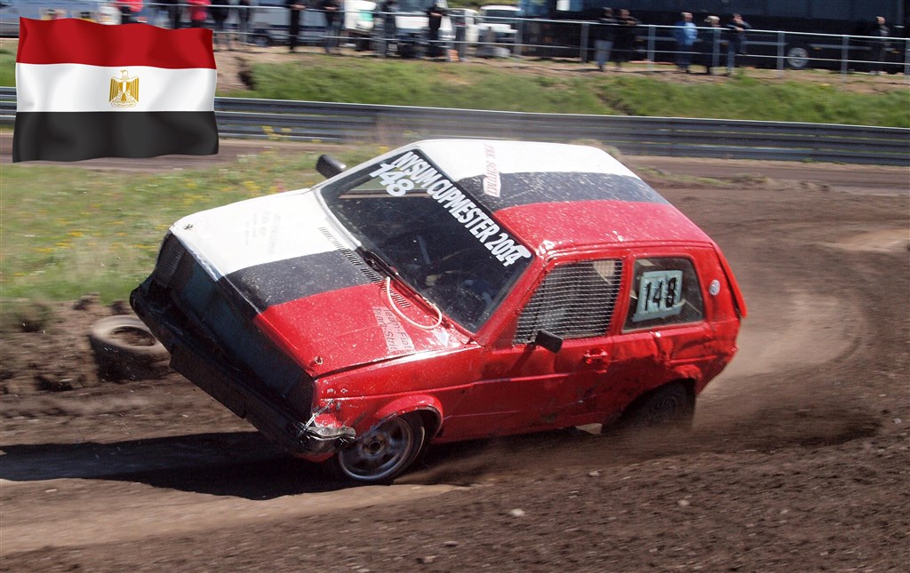 Malene Sørensen er her på vej til en kolbøtte i den hvid/sort/røde FR-racer. Farverne blev tilfældigt familiens varemærke, og fremgår samtidig af det ægyptiske flag!